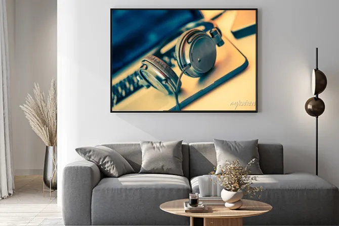 Plakat: Słuchawki na laptopie