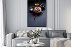 Plakat: Surowe kiełbasy wołowiny na patelni żeliwnej, selektywnym focus