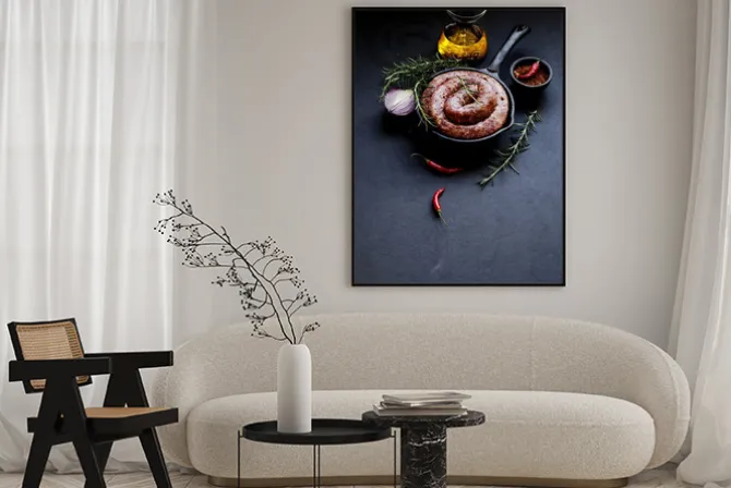 Plakat: Surowe kiełbasy wołowiny na patelni żeliwnej, selektywnym focus