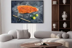 Plakat: Surowe ryby łososia stek z dodatkami takimi jak cytryny, pieprz,