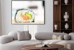 Plakat: Sushi z łososia, awokado, ryż w wodorostów i pałeczki na drewnianym