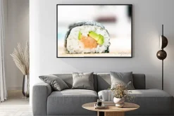 Plakat: Sushi z łososia, awokado, ryż w wodorostów i pałeczki na drewnianym