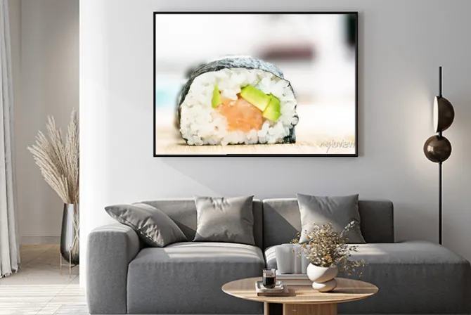 Plakat: Sushi z łososia, awokado, ryż w wodorostów i pałeczki na drewnianym