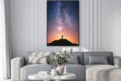 Plakat: Sylwetka człowieka na tle kosmosu w stylu galaxy