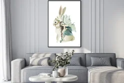 Plakat: Szary królik z leśną wróżką i kwiatami