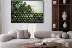 Plakat: Szklane butelki tworzące ścianę