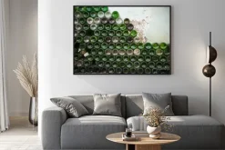 Plakat: Szklane butelki tworzące ścianę