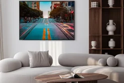 Plakat: Szyny tramwaju linowego na pustej drodze w san francisco