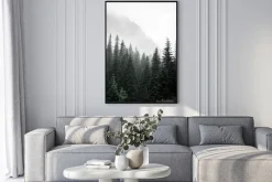 Plakat: Tajemniczy górski las ukryty we mgle