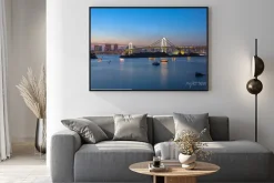 Plakat: Tęczowy most odaiba tokio ważnym miejscem do odwiedzenia