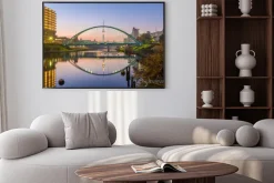 Plakat: Tokyo skytree i kolorowe mostu w refleksyjną