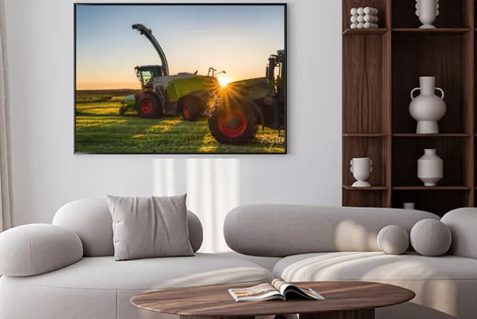 Plakat: Traktor na polu z maszynami rolniczymi