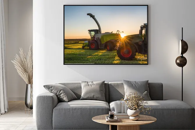 Plakat: Traktor na polu z maszynami rolniczymi