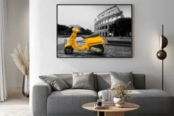 Plakat: Żółty skuter i koloseum w rzymie