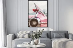 Plakat: Tylny koniec różowego samochodu klasycznego