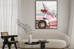 Plakat: Tylny koniec różowego samochodu klasycznego