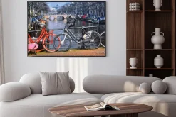 Plakat: Typowe miejskie rowery w amsterdamie w moście