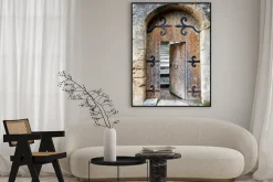 Plakat: Uchylone stare drewniane drzwi