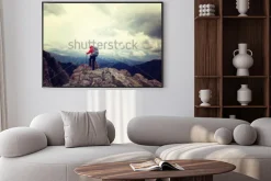 Plakat: Udany plecak kobieta cieszy się widokiem na szczyt