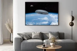 Plakat: Ufo wejściu w ziemską atmosferę z księżyca widoczne w oddali.