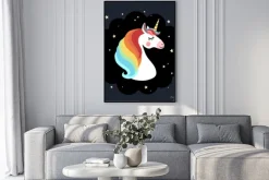 Plakat: Unicorn głowy z tęczą grzywa i gwiazdy na czarnym tle, ilustracji