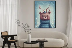 Plakat: Uroczy miś w swetrze z porożem renifera