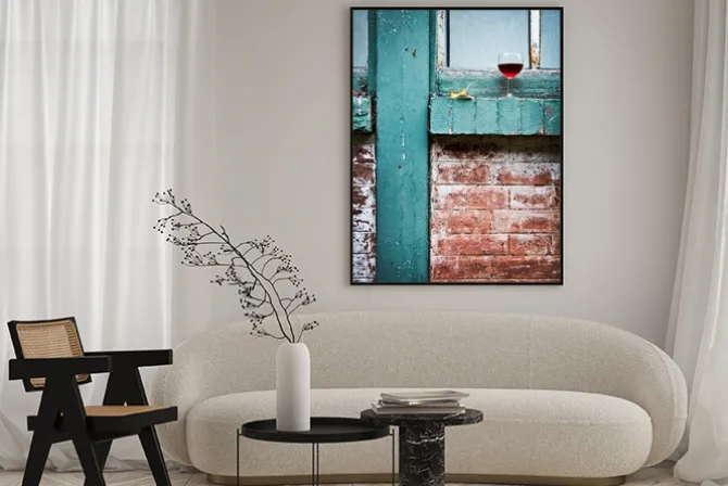 Plakat: Verre de vin rouge sur un bord de fenêtre