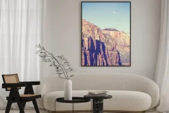 Plakat: Vintage stonowanych księżyc nad górami w zion national park,