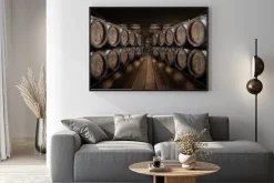 Plakat: W piwnicy z winem leżały beczki z dębem. stara kamienna ściana