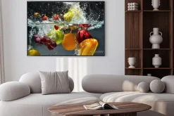 Plakat: Warzywa i owoce wpadające do wody