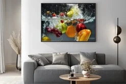 Plakat: Warzywa i owoce wpadające do wody