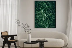 Plakat: Widok z lotu ptaka na drogę wśród las