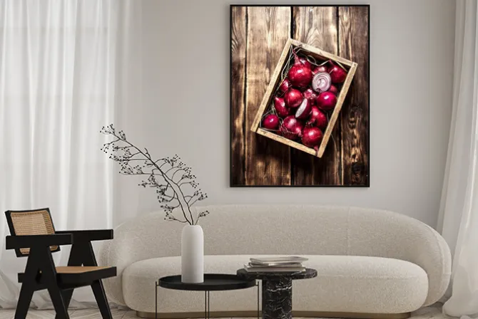 Plakat: Świeże czerwona cebula w starym pudełku.