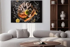 Plakat: Świeże owoce morza na czarnym kamieniu.