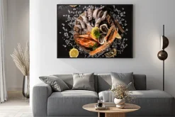 Plakat: Świeże owoce morza na czarnym kamieniu.