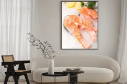 Plakat: Świeże ryby łososia z cytryną na rynku