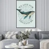 Plakat: Wieloryb z kompasem w tle i napisem we live for adventure