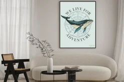 Plakat: Wieloryb z kompasem w tle i napisem we live for adventure