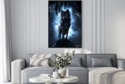 Plakat: Wilcza postać na skalnej krawędzi w mroku