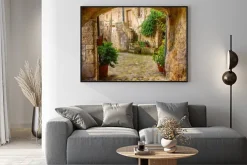 Plakat: Wąska ulica średniowiecznych tuf miasta sorano z łuku, zielone