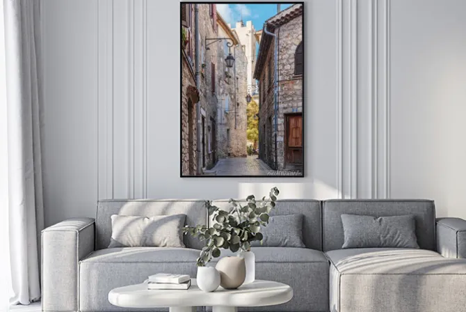 Plakat: Wąskie brukowane ulicy w starej wsi vence we francji.