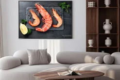 Plakat: Wyborne jumbo krewetki na obiad na kamiennej płycie