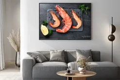 Plakat: Wyborne jumbo krewetki na obiad na kamiennej płycie