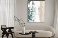 Plakat: Wzburzone fale morskie i piaszczysta plaża