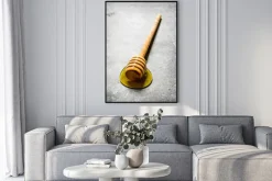 Plakat: Łyżka świeżego miodu słodki. na tle kamienia.