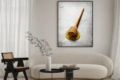 Plakat: Łyżka świeżego miodu słodki. na tle kamienia.