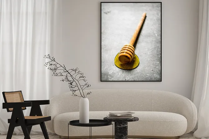 Plakat: Łyżka świeżego miodu słodki. na tle kamienia.