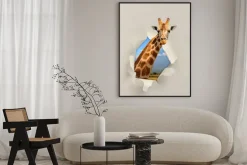 Plakat: Żyrafa patrząc przez otwór podarte papieru