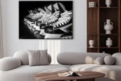 Plakat: Łyżwy hokejowe na czarno białym zdjęciu