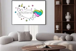 Plakat: Zabawna postać kota jednorożca skacze po niebie. ilustracja wektorowa